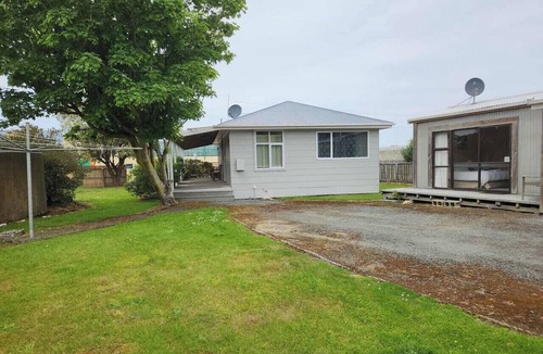 Kaka Point House | Esplanade Escape – Classic Coastal Cottage