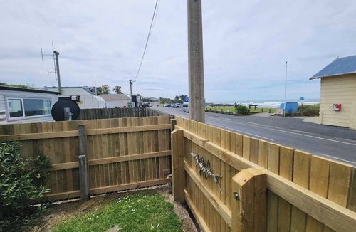 Kaka Point House | Esplanade Escape – Classic Coastal Cottage