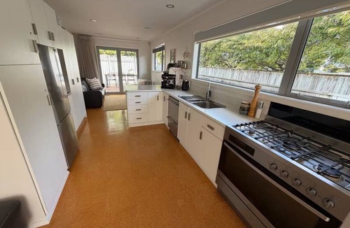 Lower Hutt House | Executive Accommodation Lower Hutt | Spacious 4BR Home