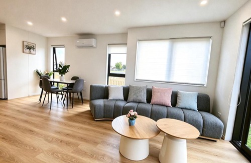 Mangere House | F AKL Airport 2 Neighbour Homes Sleeps 12