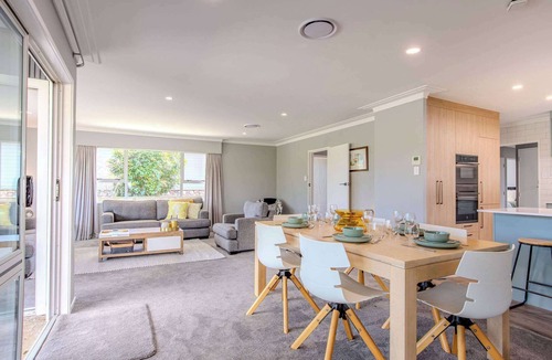 Rotorua House | Fairway Views - Golf, Spa Pool, Sleeps 10