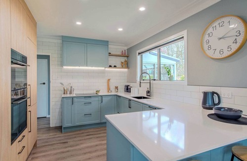 Rotorua House | Fairway Views - Golf, Spa Pool, Sleeps 10