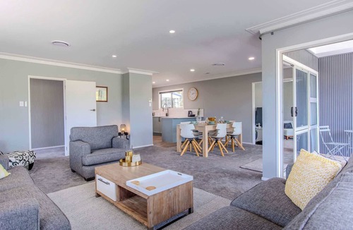 Rotorua House | Fairway Views - Golf, Spa Pool, Sleeps 10