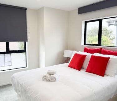 Manurewa House | Family-Friendly 5-BR Home w Private Parking & Yard