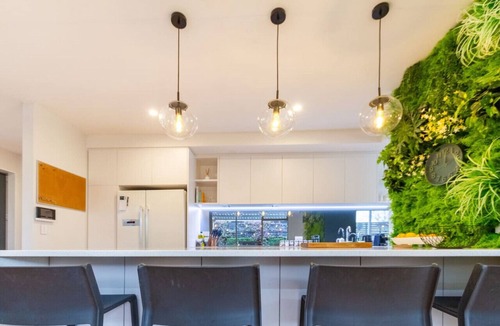 Christchurch House | Family-Friendly | Spa, Games Room & Secure Parking