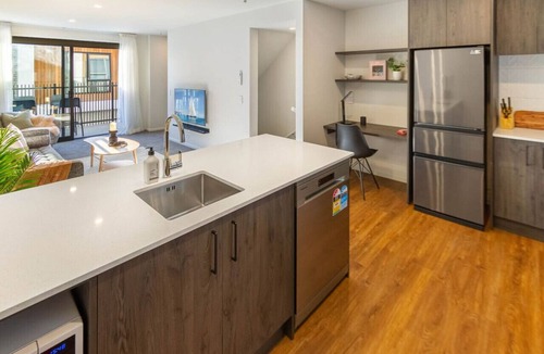 Addington House | Family Home w/Garage & EV - Walk to Hagley Park