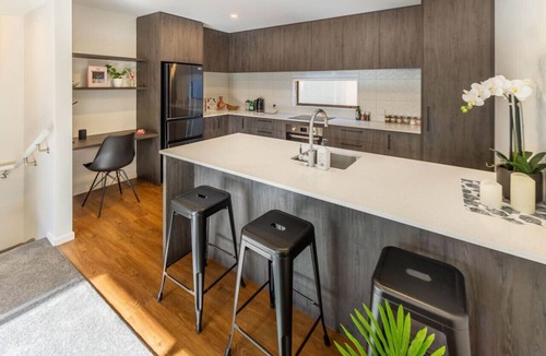 Addington House | Family Home w/Garage & EV - Walk to Hagley Park