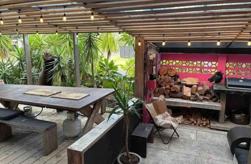 Bowentown House | Family surf house with games, Electric Beach