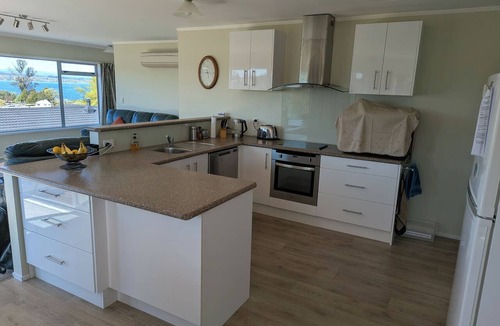 Nukuhau House | Fantastic panoramic views from River, Marina to Lake. Private & Close to Town.