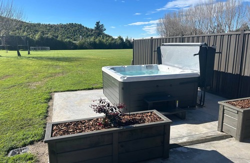 Papamoa Apartment | Farmstay Escape: Animals, Spa, Hills & Beach, Cosy Farmstay, near beach with pet farm animals