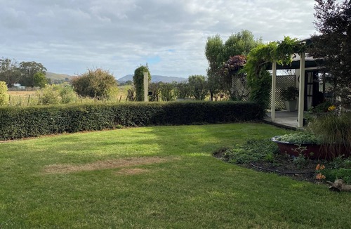 Havelock North Cottage | FARMVIEW IN THE VILLAGE