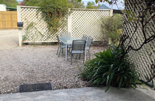 Havelock North Cottage | FARMVIEW IN THE VILLAGE