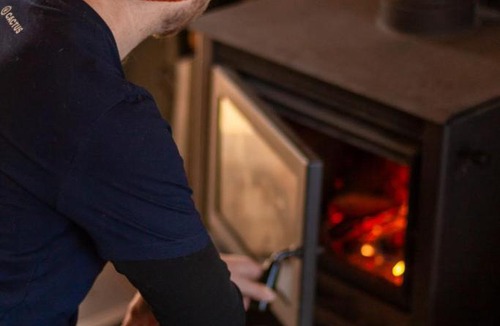 Arundel House | Fiery Peak Eco-Retreat with stargazing, wood-fired hot tub and plunge pool