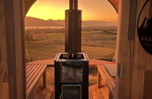 Te Anau Villa | Fiordland Eco-Retreat ~ The Lookout ☆ Luxury 1-Bedroom, Views, Hot Tub, Sauna