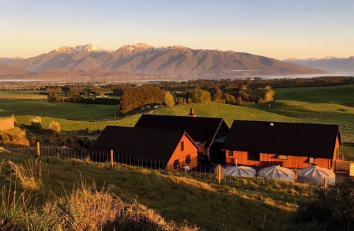 Te Anau Villa | Fiordland Eco-Retreat ~ The Lookout ☆ Luxury 1-Bedroom, Views, Hot Tub, Sauna