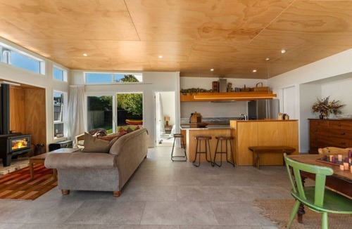 Wharewaka House | Fireside Lake Retreat/Warm & Cosy Stay/Outdoor Flow