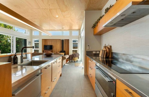 Wharewaka House | Fireside Lake Retreat/Warm & Cosy Stay/Outdoor Flow