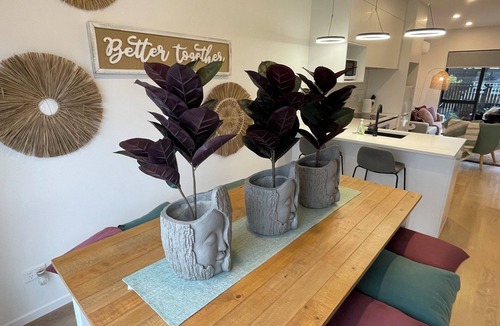 Flat Bush House | Flatbush Holiday Accommodation, 3 Bedroom Town House WH1 | Apartment