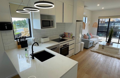 Flat Bush House | Flatbush Holiday Accommodation, 3 Bedroom Town House WH2 | Apartment