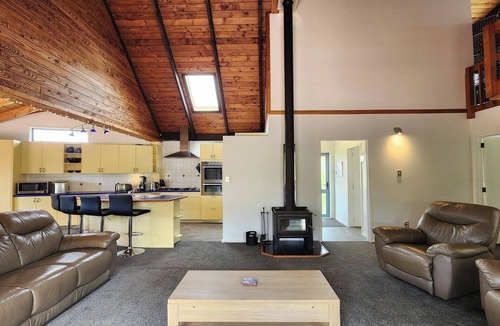 Hahei House | FlipFlop Inn - fully fenced, central home only steps away from shops and beach