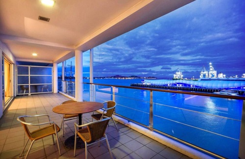 Auckland Central Business District Apartment | Floor-to-Ceiling Harbour Views On The Wharf