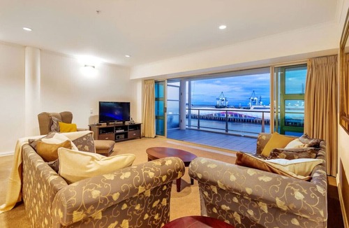 Auckland Central Business District Apartment | Floor-to-Ceiling Harbour Views On The Wharf