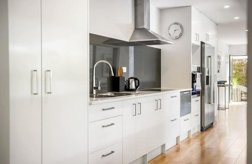Greenhithe Apartment | Forest View Apartment with Parking and Garden