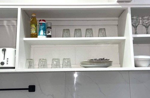 Epsom Apartment | Freshly Renovated 1BDR with Parking in Epsom