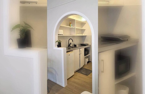 Epsom Apartment | Freshly Renovated Studio with Parking, Epsom