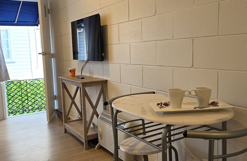 Epsom Apartment | Freshly Renovated Studio with Parking, Epsom