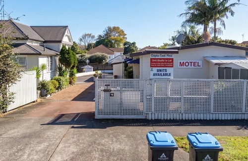 Epsom Apartment | Freshly Renovated Studio with Parking, Epsom