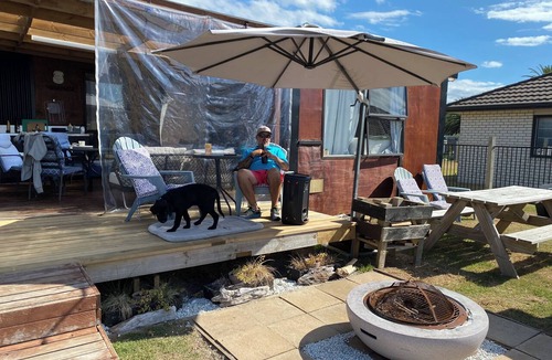 Waiotahi Cabin | Fully Fenced Family Bach - 3 Pods - Dog Friendly - Waiotahe