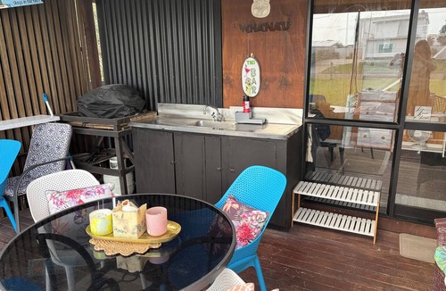 Waiotahi Cabin | Fully Fenced Family Bach - 3 Pods - Dog Friendly - Waiotahe