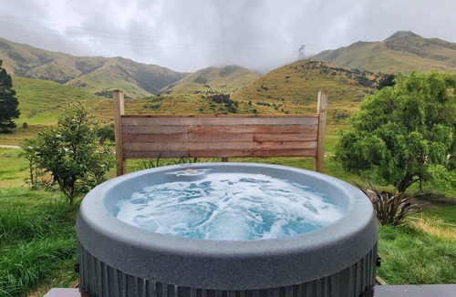 Danseys Pass Cabin | Geodome Retreat - Fireplace, Hot Tub & Mountain Views + Sauna by the river