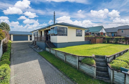 Nukuhau House | Getaway on Grove - Lake Taupo Holiday Home