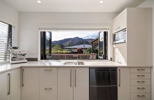 Arrowtown House | Goldrush Retreat BBQ Hot Tub and Log Burner