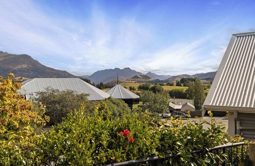 Arrowtown House | Goldrush Retreat BBQ Hot Tub and Log Burner