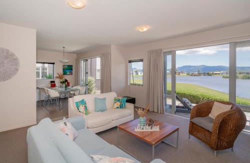 Matarangi House | Golfer's Paradise - Matarangi Holiday Home