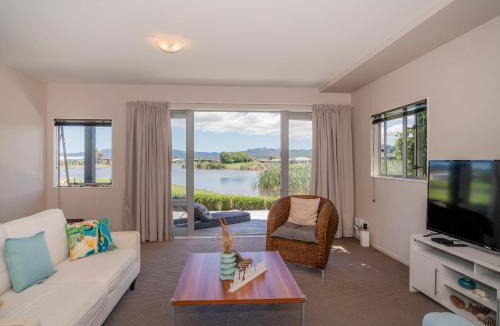 Matarangi House | Golfer's Paradise - Matarangi Holiday Home
