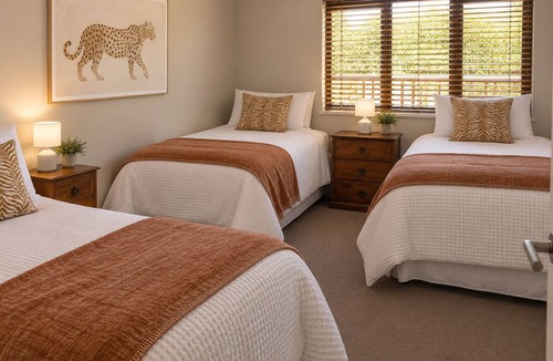 Oneroa House | Gorgeous 7 bedroom beach villa in the heart of Oneroa