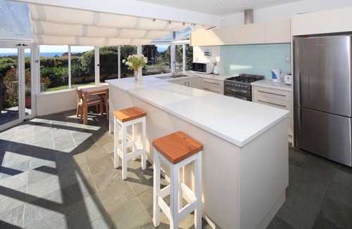 Oneroa House | Gorgeous beach house on Oneroa Bay