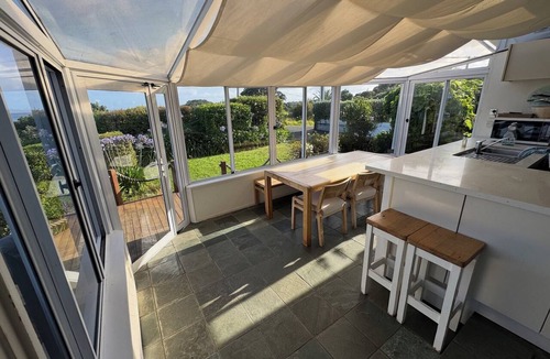 Oneroa House | Gorgeous beach house on Oneroa Bay