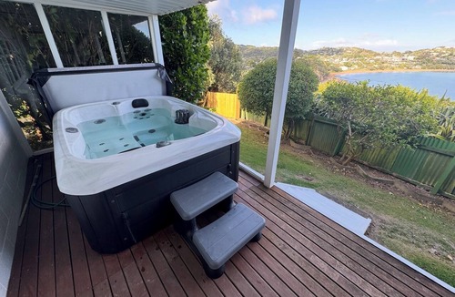 Oneroa House | Gorgeous beach house on Oneroa Bay