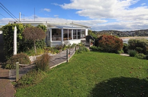 Oneroa House | Gorgeous beach house on Oneroa Bay
