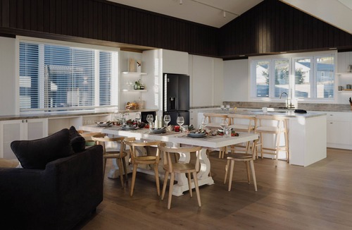 Kinloch House | Gorgeous new bach with lake views, 4 Bedroom - 2 ensuite, 3.5 bath, pet friendly