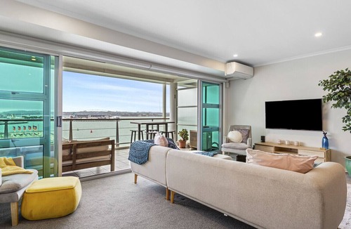Auckland Central Business District Apartment | Gorgeous Waterfront Apartment Harbour and Views