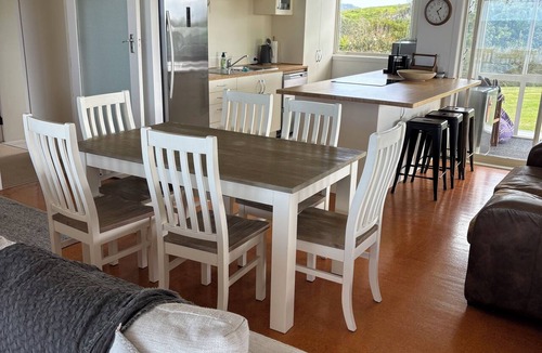 Whananaki House | Gorgeous Whananaki bach with stunning sea views - walk to the beach & estuary.