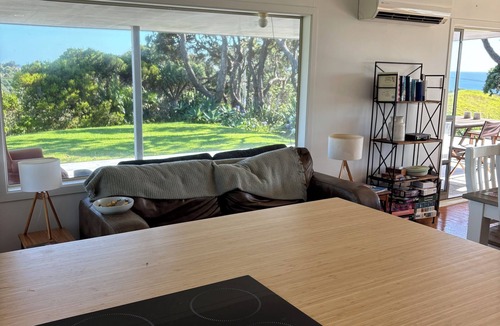 Whananaki House | Gorgeous Whananaki bach with stunning sea views - walk to the beach & estuary.