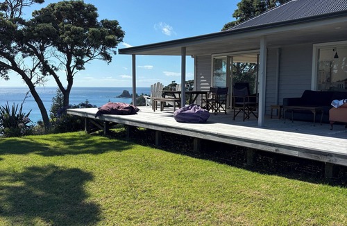 Whananaki House | Gorgeous Whananaki bach with stunning sea views - walk to the beach & estuary.