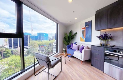 Newton Apartment | Graceful Parkside AC 1 Bed & 1 Study vs Pool & Gym